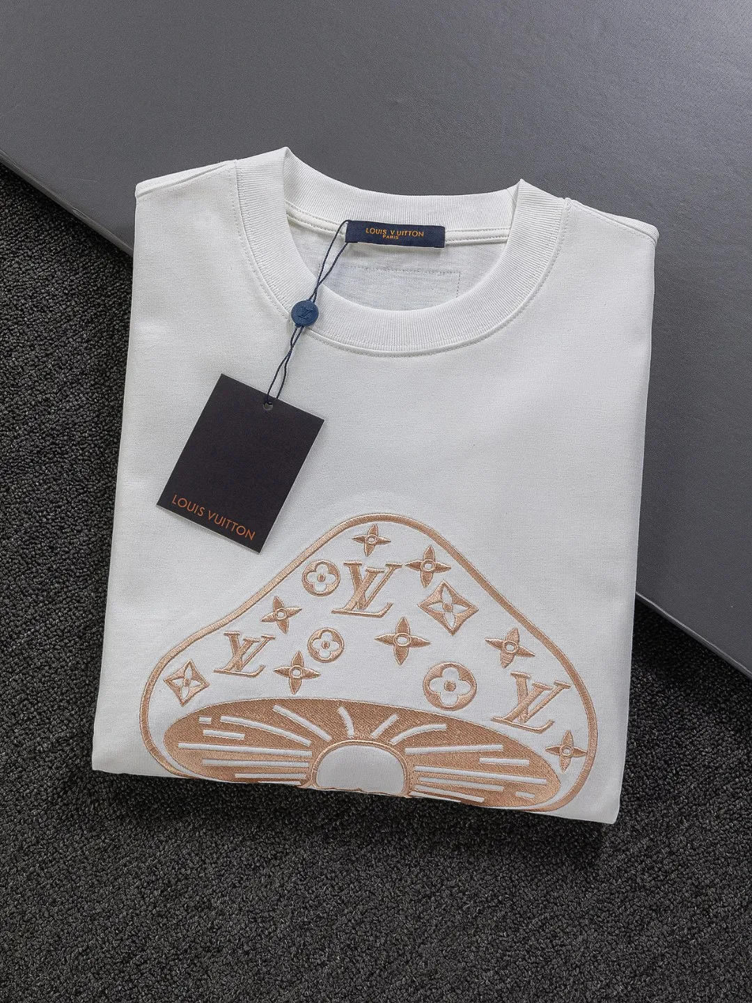 🅿️190 Louis Vuitton 1V LV micro-wide version S-XL LV 26ss new products are available at the counter simultaneously. Multiple craftsmanship. Mushroom on the chest🍄 intarsia🪡 embroidered logo. Round neck short-sleeved T-shirt, same style for men and women! Consigned to one-to-one creation. Synchronized with the official website, pure cotton fabrics at the counter! It is close to the skin and comfortable, durable and easy to wear. It has a classic and simple logo design and meticulous original craftsmanship. Short-sleeves, a must-have item for men, do not appear to be the same for the general public, but must be unique and eye-catching. This LV short-sleeve is all about quality, comfort, the same shape and fashion as always, including fabrics and cutting techniques. All of them have been made with great effort! 320 grams of washed pure cotton fabric, pure cotton is breathable, very refreshing and comfortable for daily wear. The rib knitting on the neckline is smooth and tight, and the neckline will not be skewed if you toss it at will. The loose version, you will find that it looks really good on the upper body. The overall is minimalist and neat, super versatile for daily use! Pair it casually with a pair of pants for a youthful look. A T-shirt will make your outfit crazy. It is a fashionable item that can never go wrong! Color: Black White Size: S-XL Size chart: S: Shoulder width 45.5-Bust 52-Length 70 M: Shoulder width 47-Bust 54-Length 72 L: Shoulder width 48.5-Bust 56-Length 74 XL: Shoulder width 50-Bust 58-Length 76